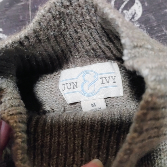 Floral Embroidered Cropped Sweater - Picture 3 of 10